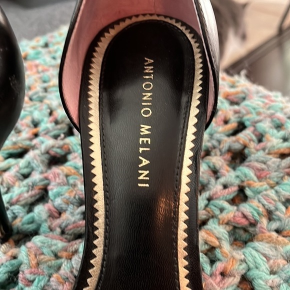 Antonio Melani size 8 1/2 heeled sandals black leather. - Picture 3 of 5